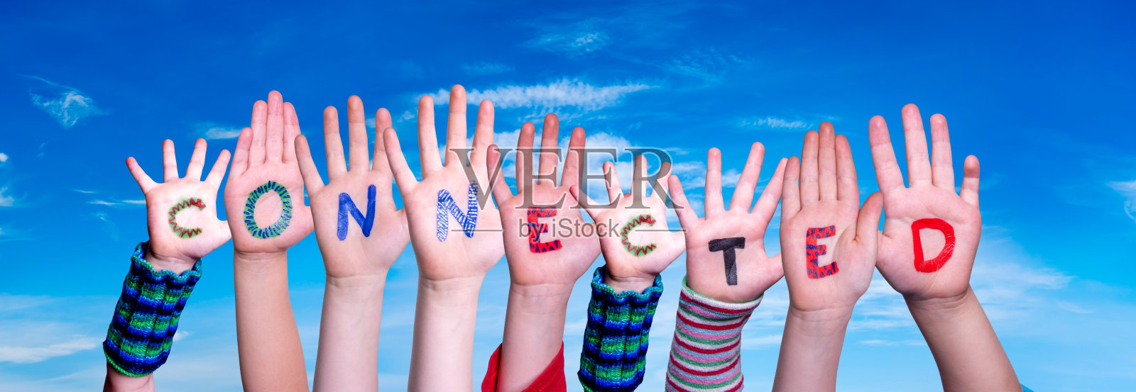 儿童手造字连成，蓝天照片摄影图片