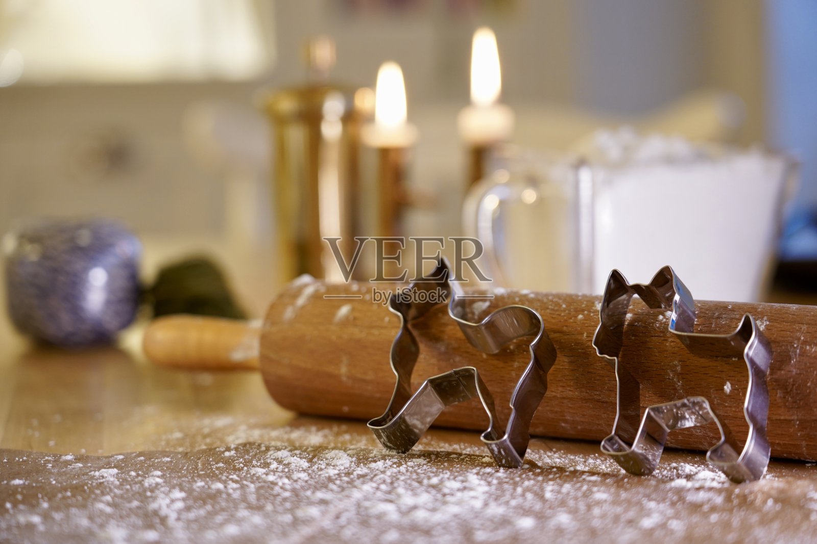 狗狗夫妇，饼干。照片摄影图片