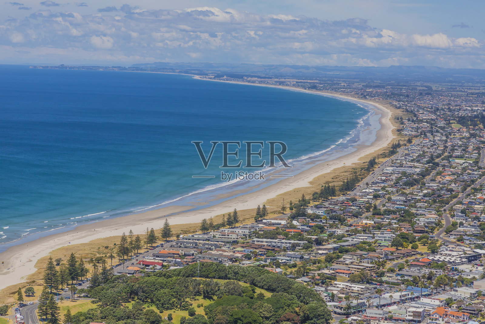 图兰加市和帕帕莫阿海滩在夏天从Mount Maunganui在新西兰北部岛屿照片摄影图片
