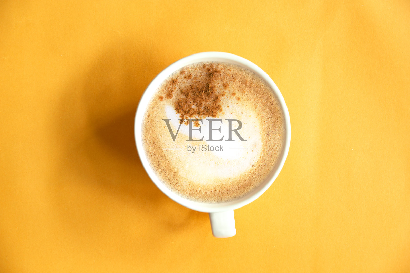 俯视图美味的橙黄色马卡龙。照片摄影图片