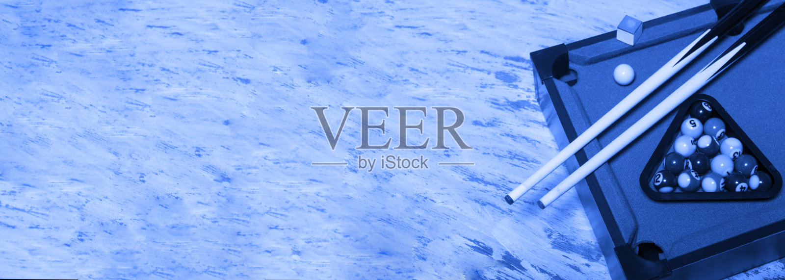 木制背景的台球设备。蓝色的过滤器照片摄影图片