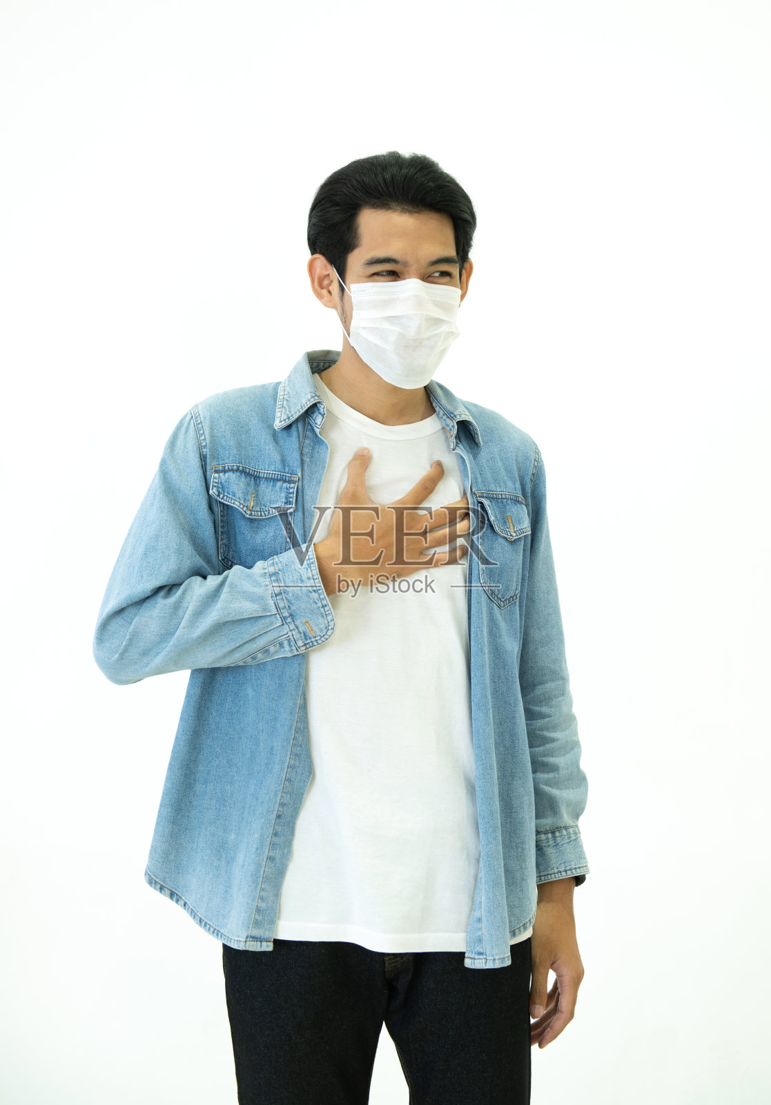 亚洲男性在肺部感到疼痛，并佩戴防护口罩，以保护空气污染或传染性传染病和冠状病毒或covid-19隔离在白色背景、医疗保健和疾病概念。照片摄影图片