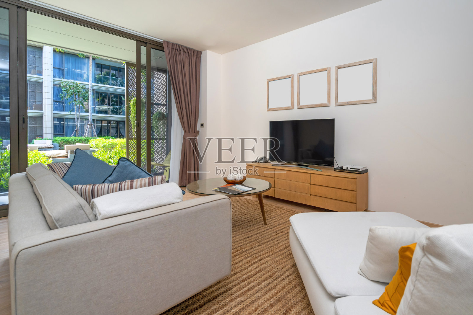 别墅和公寓客厅的电视机、沙发和床照片摄影图片