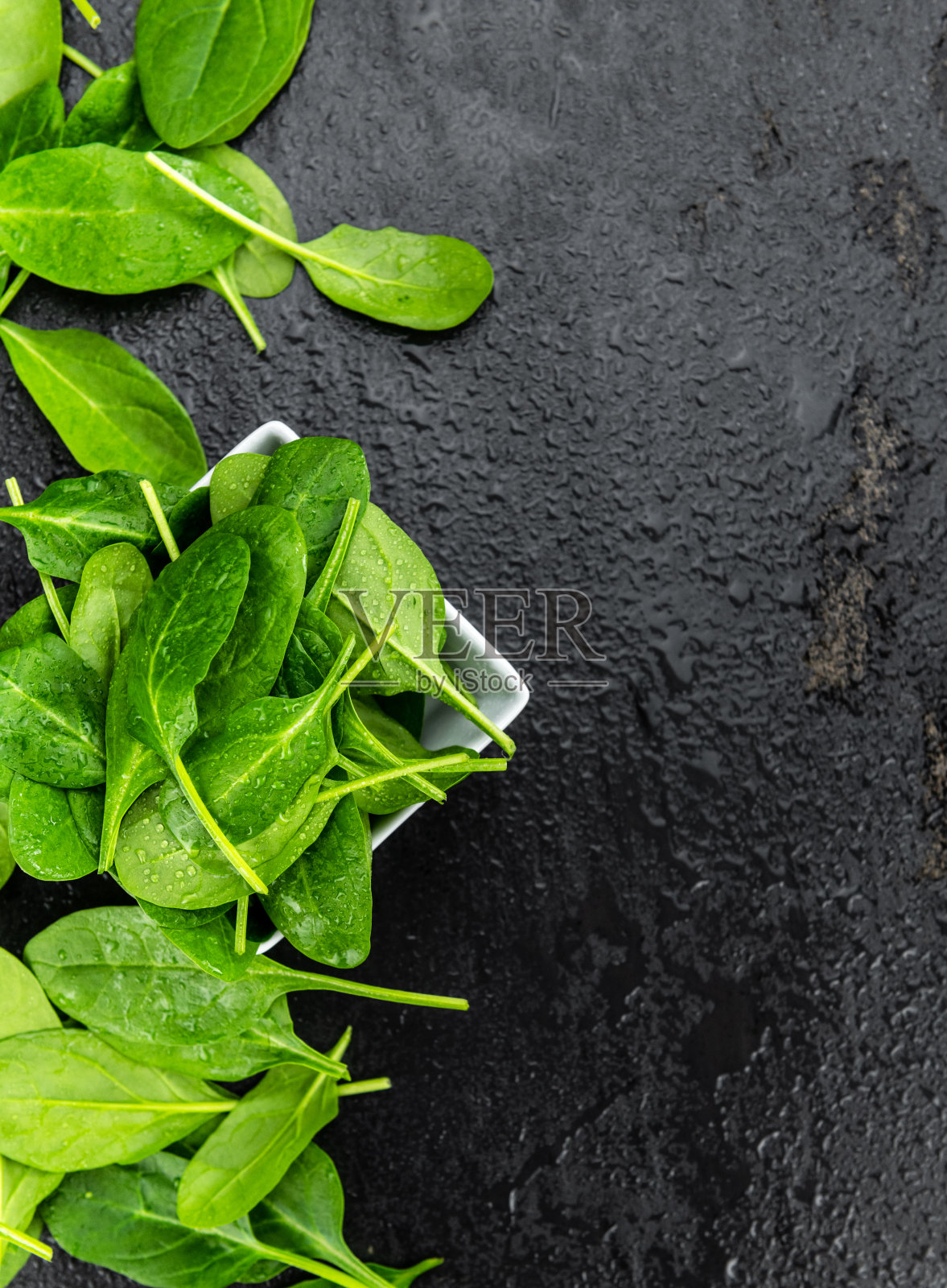 黑色石板上的新鲜菠菜(特写镜头)照片摄影图片
