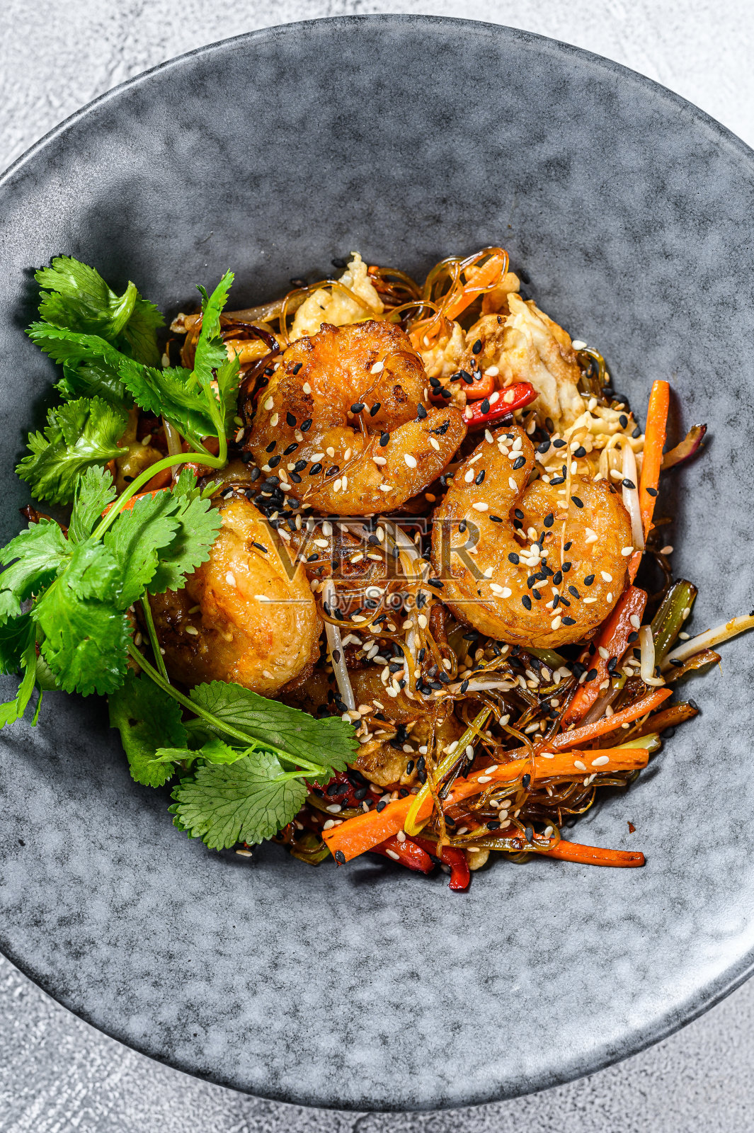 新加坡美乐趣。虾米粉，大虾，叉烧猪肉，胡萝卜，洋葱，白菜。白色背景。俯视图照片摄影图片