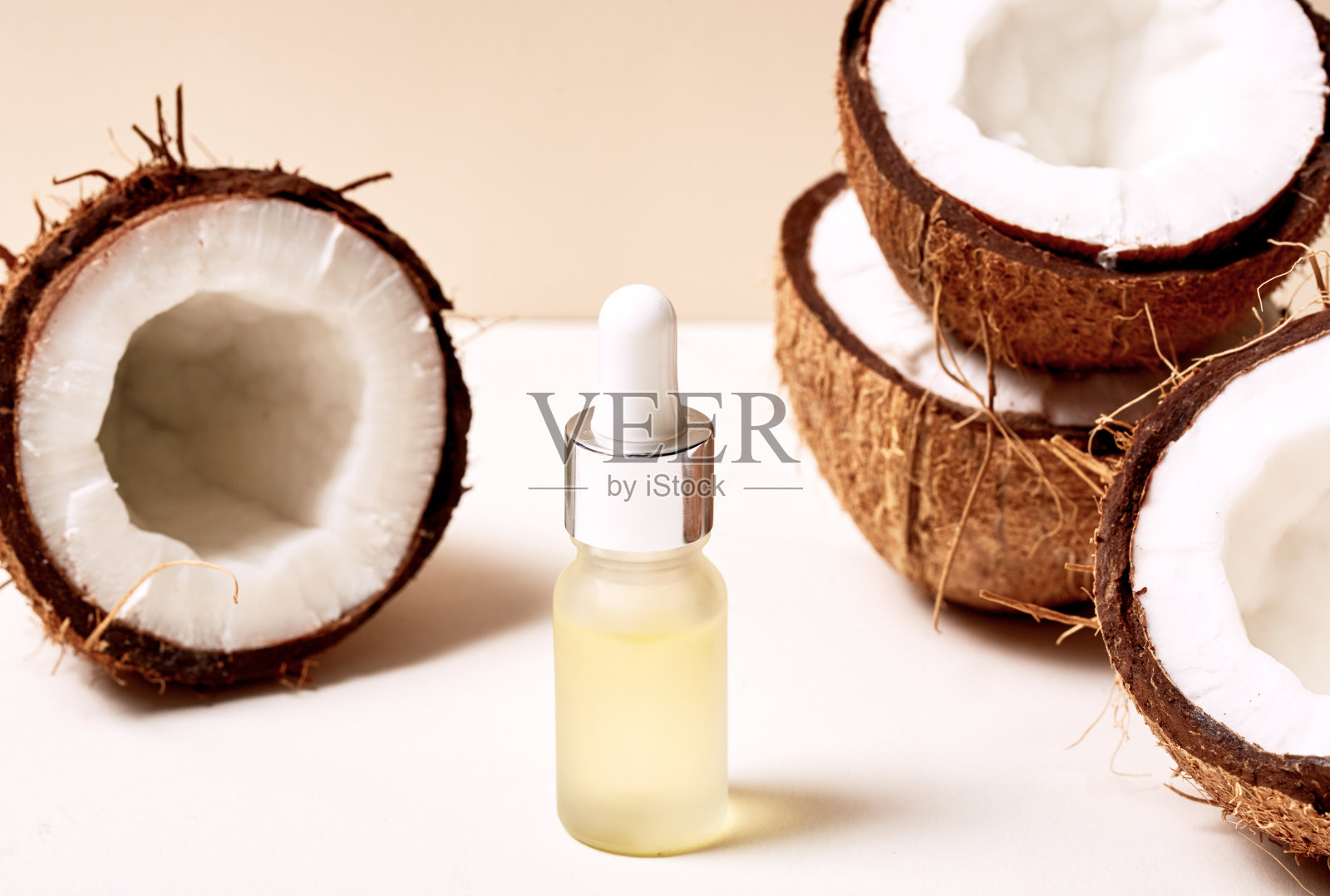 有机的概念。椰子和透明质酸近距离隔离照片摄影图片