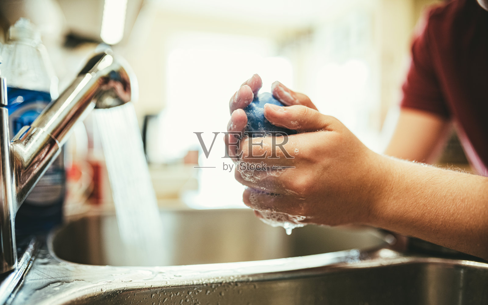 COVID-19，青少年在封锁期间洗手照片摄影图片