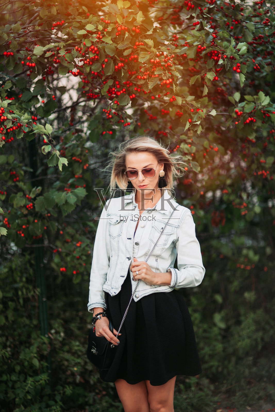 美丽的年轻女子在户外照片摄影图片