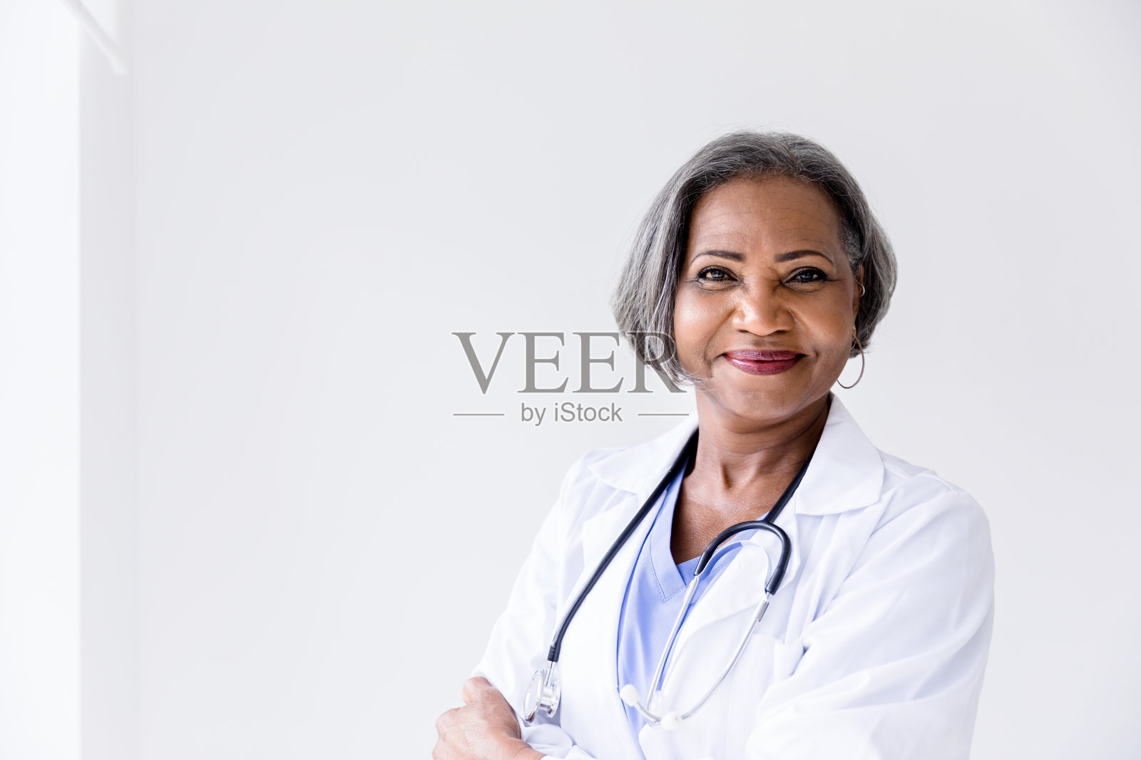 快乐的女外科医生对着镜头微笑照片摄影图片