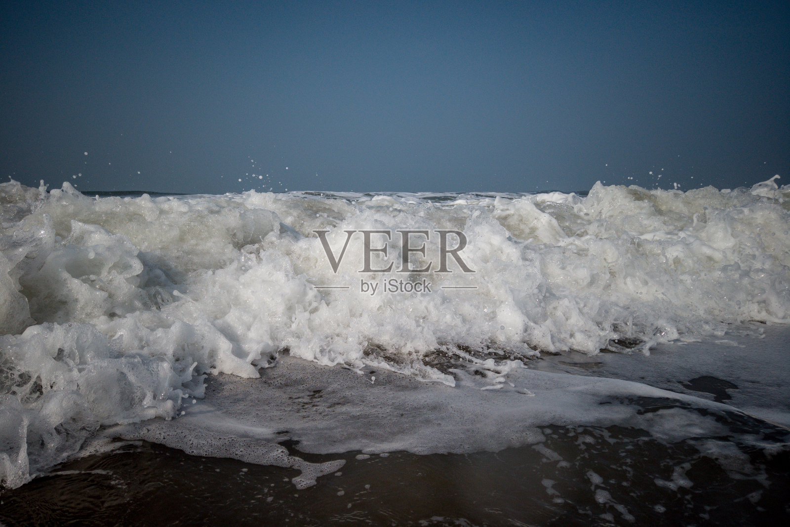 沙滩上的低潮。海浪拍打着海岸照片摄影图片