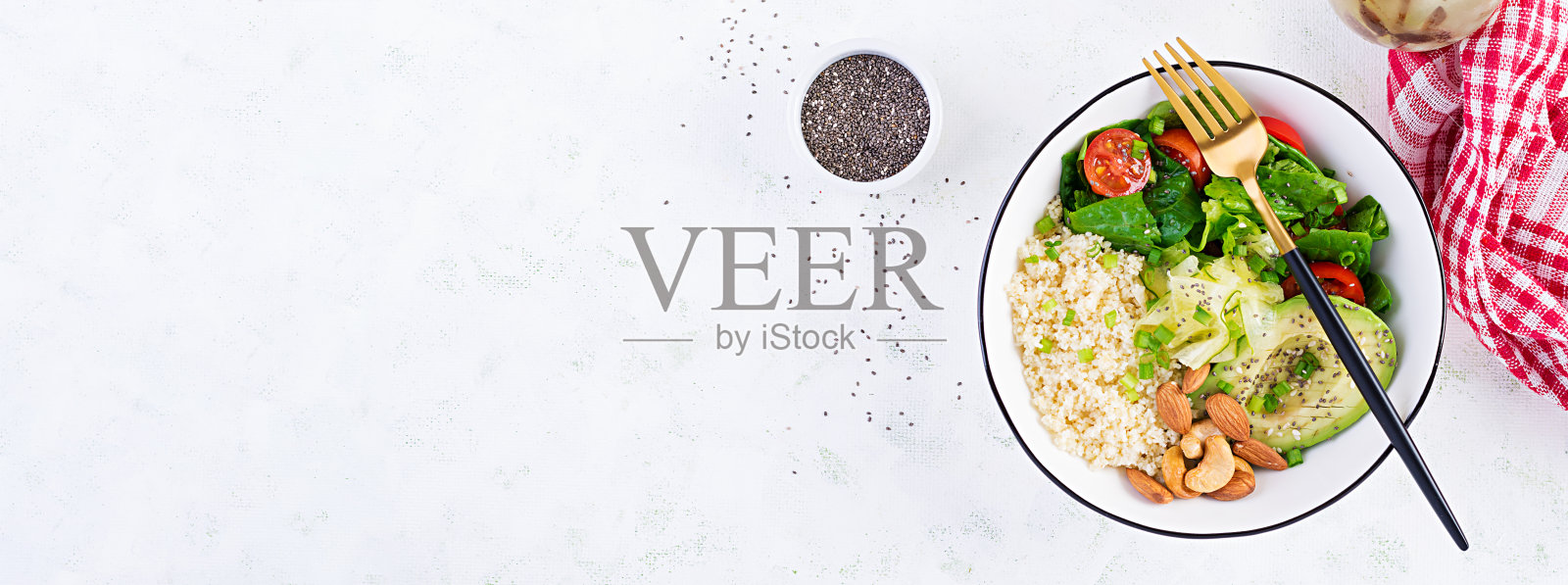 时髦的沙拉。纯素佛碗，配小麦干，牛油果，黄瓜，生菜，西红柿和奇亚籽。国际无肉日。素食沙拉。俯视图，头顶，横幅照片摄影图片