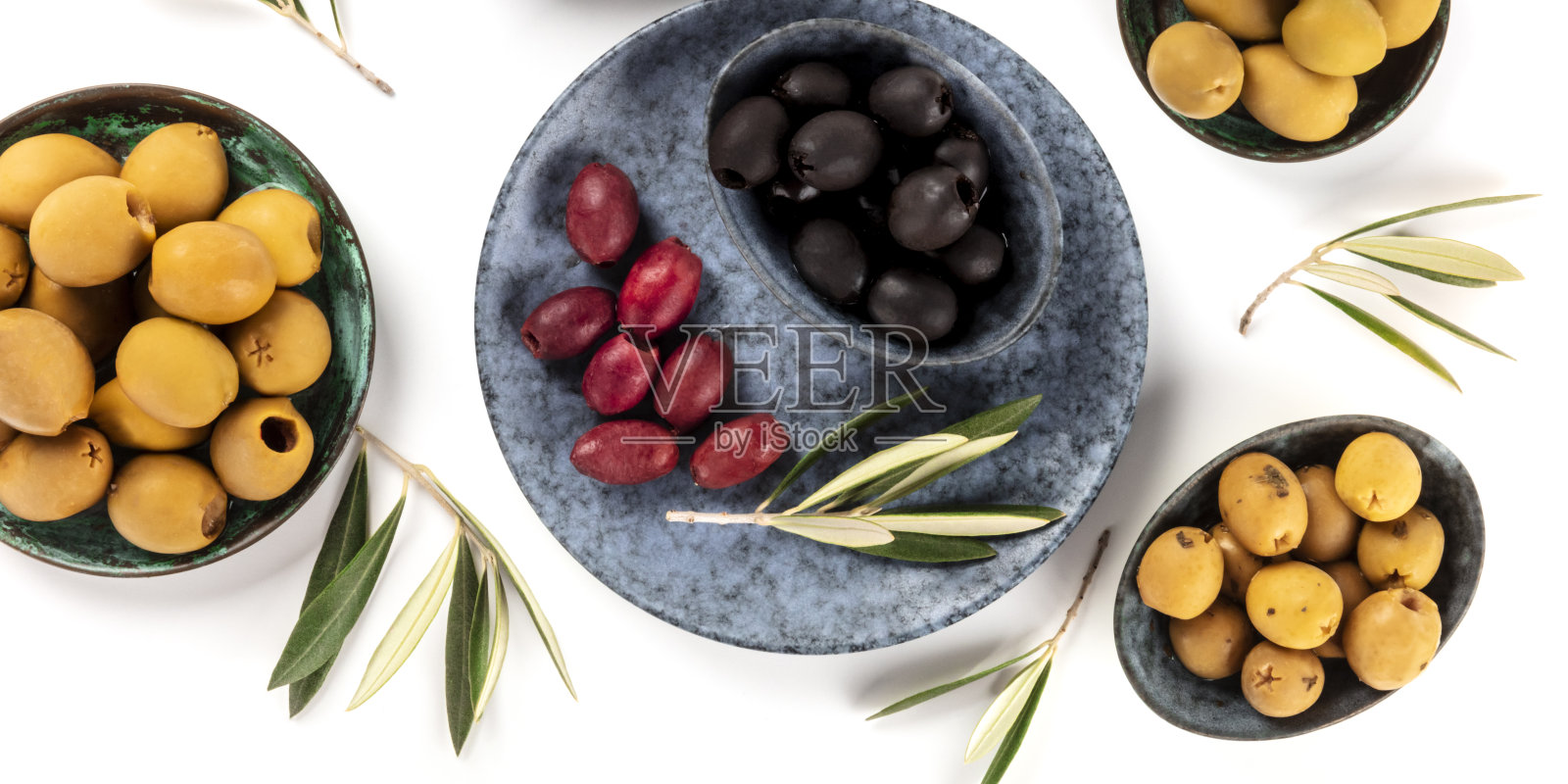 橄榄头顶上的白色背景全景图。绿色，黑色和红色的橄榄，从上面拍摄照片摄影图片