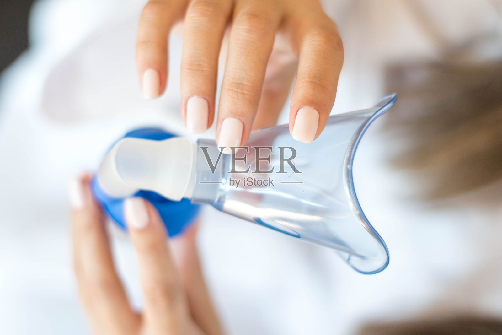 护士拿着喷雾器照片摄影图片