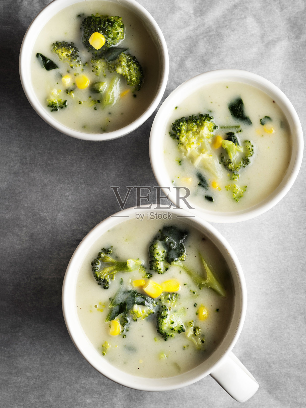 鲜西兰花奶油汤碗，奶油西兰花汤，西兰花汤照片摄影图片