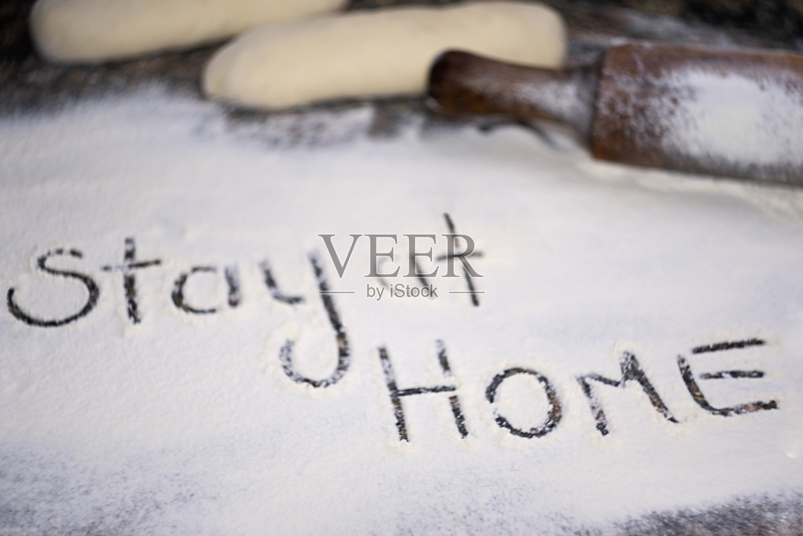 用面粉写的《呆在家里》照片摄影图片