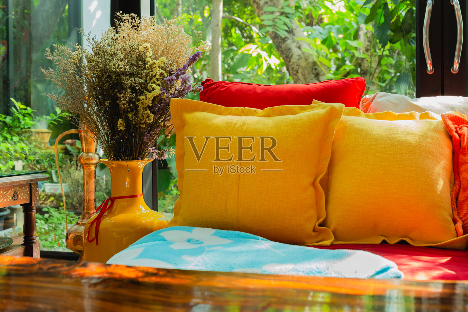 舒适设计的沙发与不同颜色的垫子在一个房子。照片摄影图片