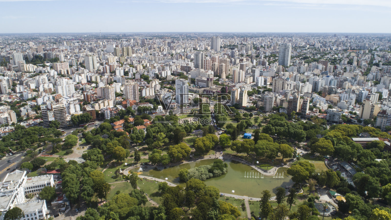 以城市为背景的百年公园鸟瞰图。布宜诺斯艾利斯,阿根廷。照片摄影图片