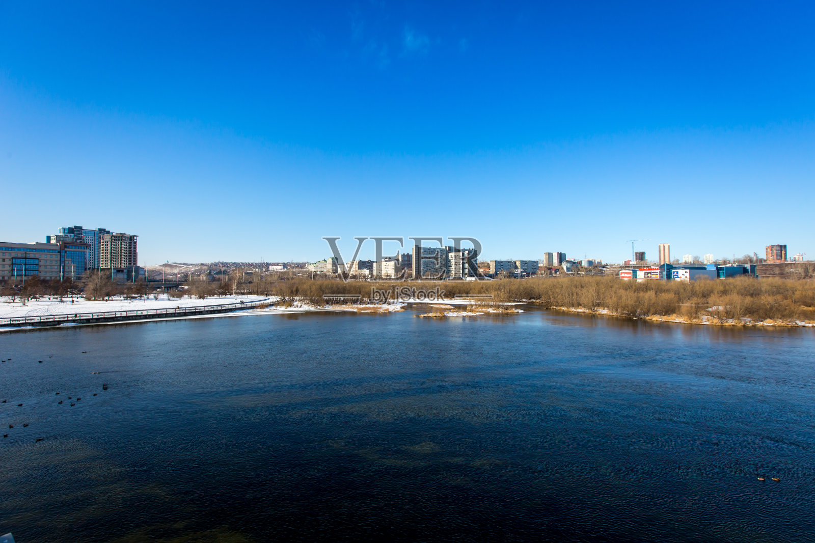 种。叶尼塞河西伯利亚。阳光明媚的一天。照片摄影图片