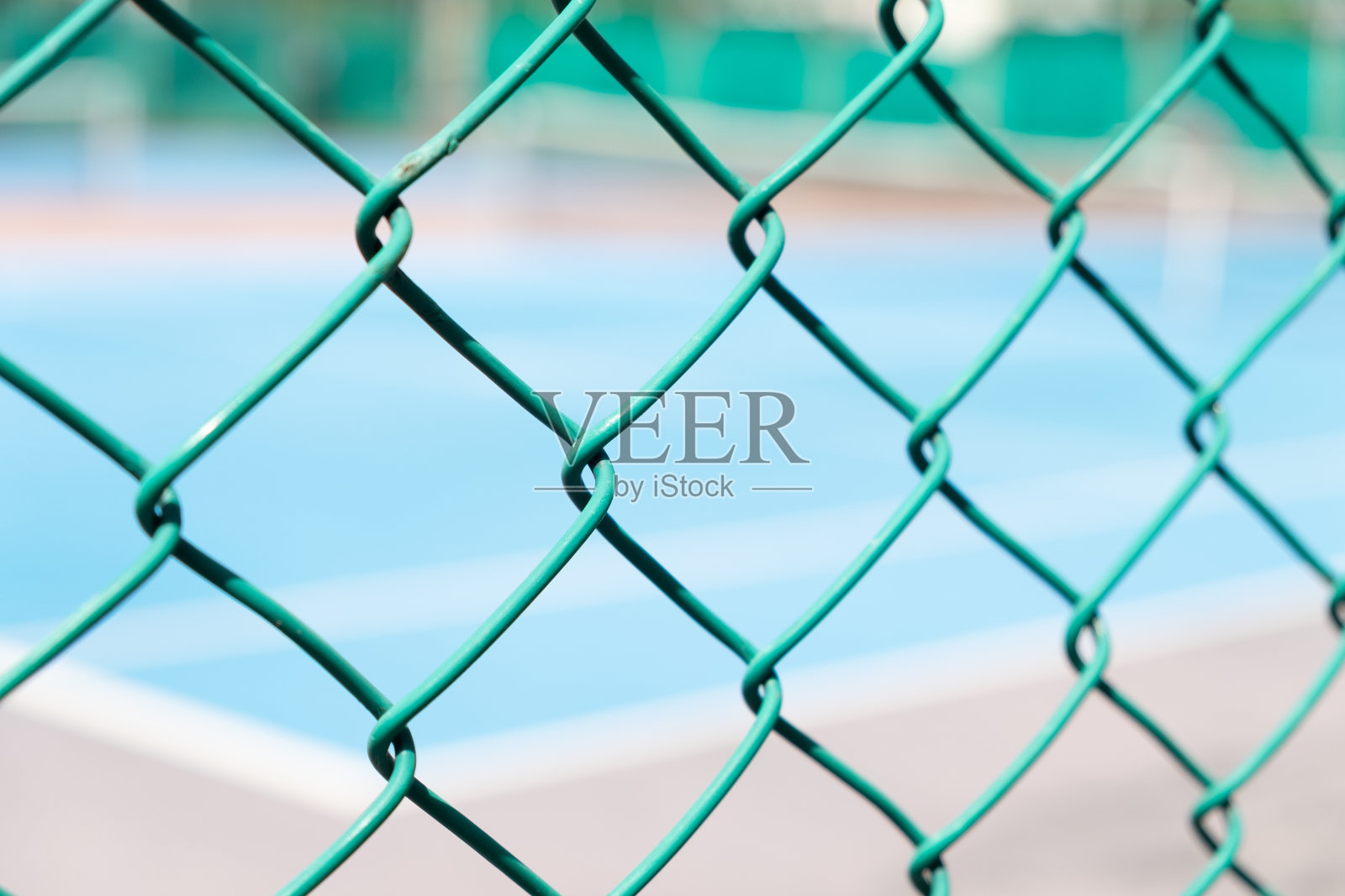 模糊和软焦点绿色钢网网球空没有网球运动员被留在户外的城市。照片摄影图片