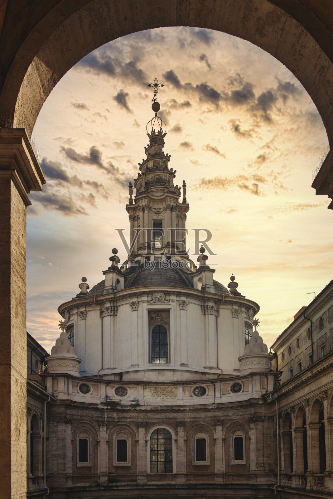 日落时分的圣艾夫斯教堂，罗马照片摄影图片