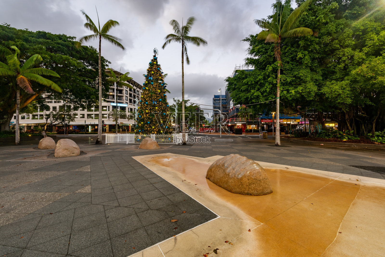 澳大利亚昆士兰凯恩斯滨海广场上的热带游泳泻湖照片摄影图片