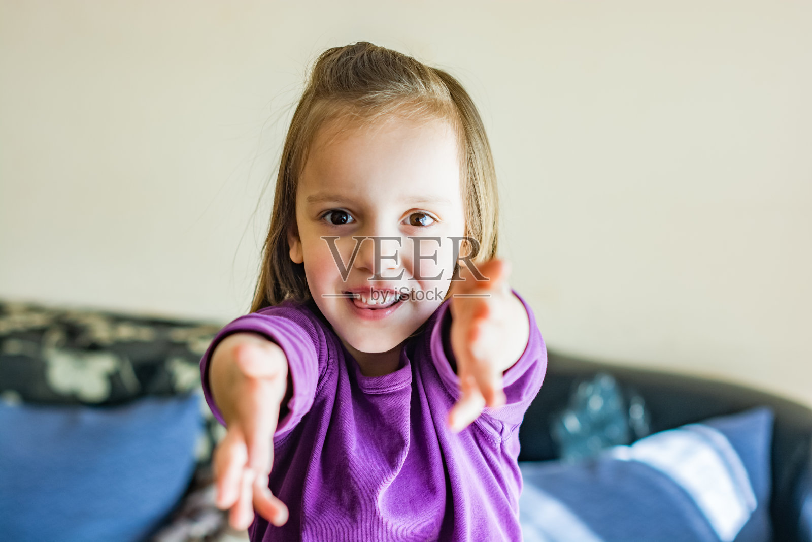 一个小女孩伸出双臂想要一个拥抱照片摄影图片