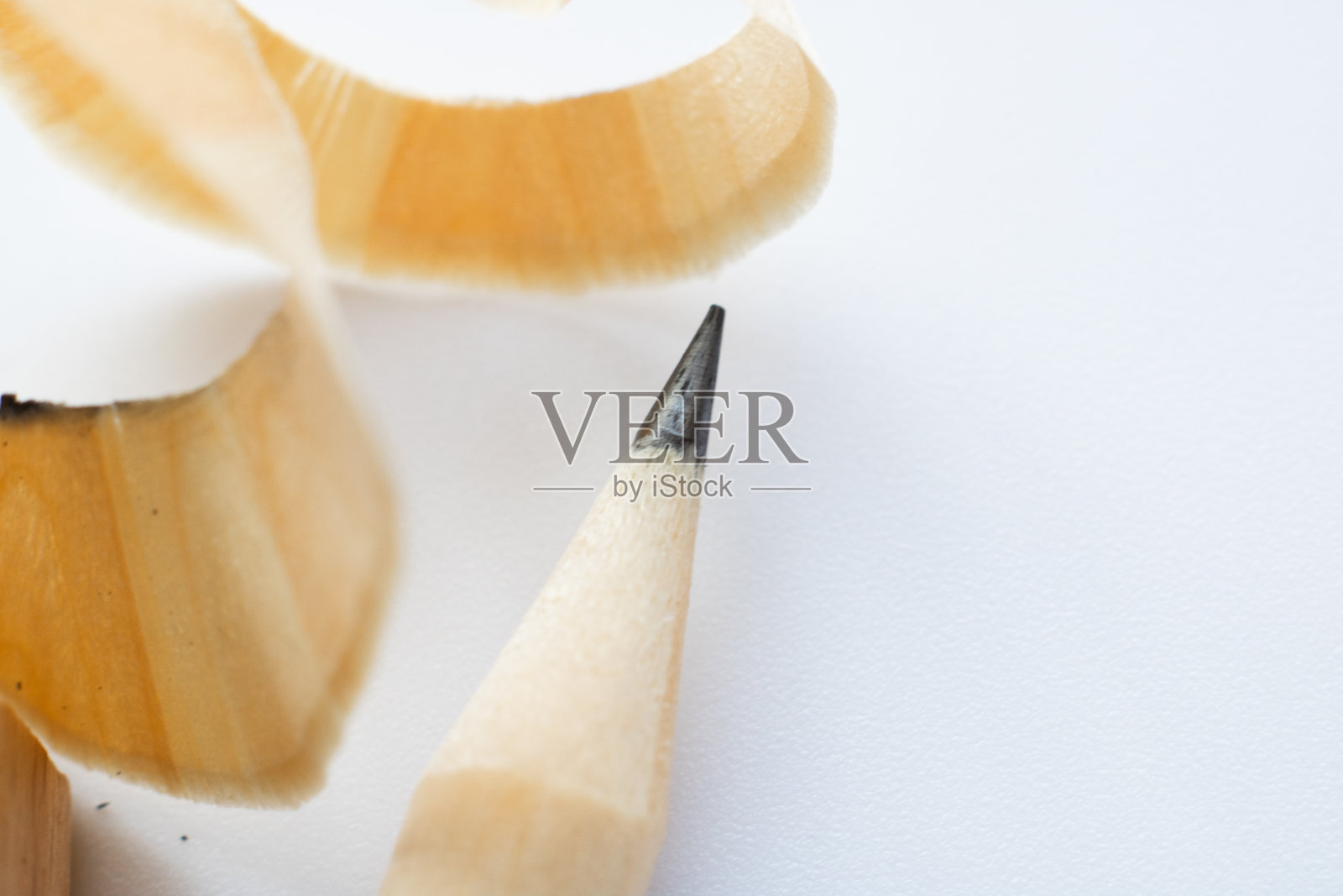 办公用品生产中的环保材料。木制铅笔，钢笔和卷笔刀。照片摄影图片