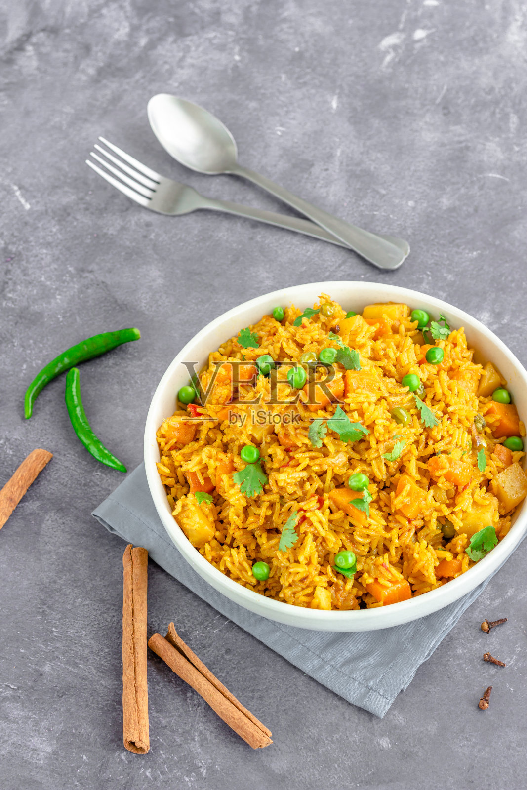 印度蔬菜普拉夫，一锅饭，素食和素食食物的垂直照片。照片摄影图片