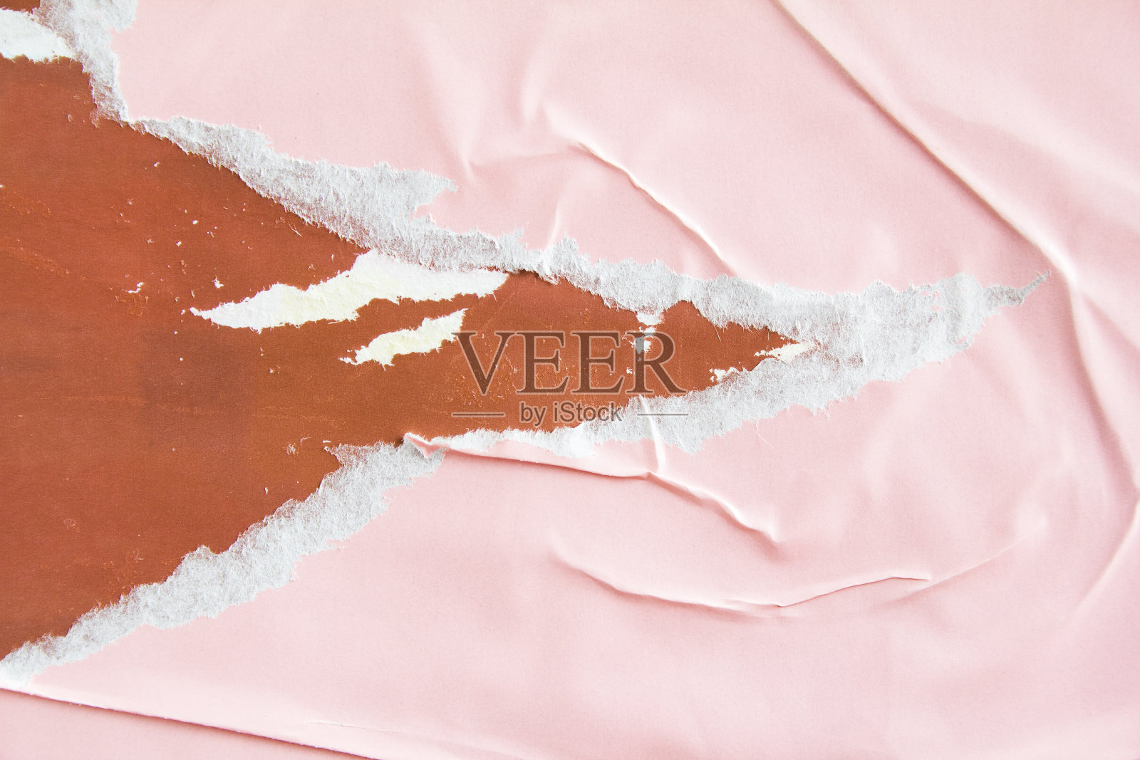 粉红色和棕色撕破破旧，皱巴巴的旧纸纹理背景脏。照片摄影图片