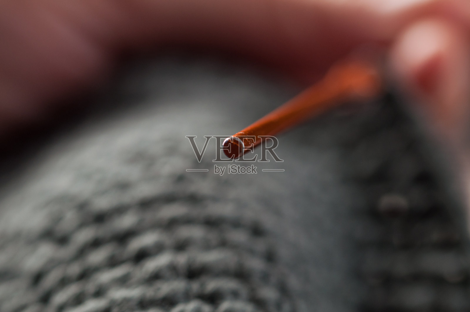 女人用手编织钩针。钩针。照片摄影图片