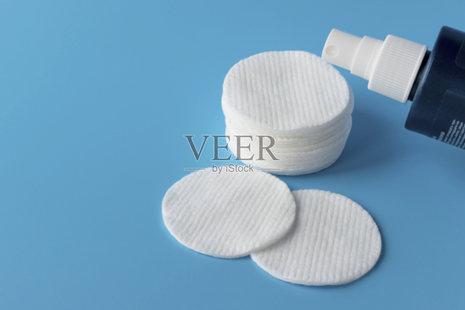 护理用的化妆棉，用于洁面时用爽肤水或胶束洁面水。美容产品。照片摄影图片