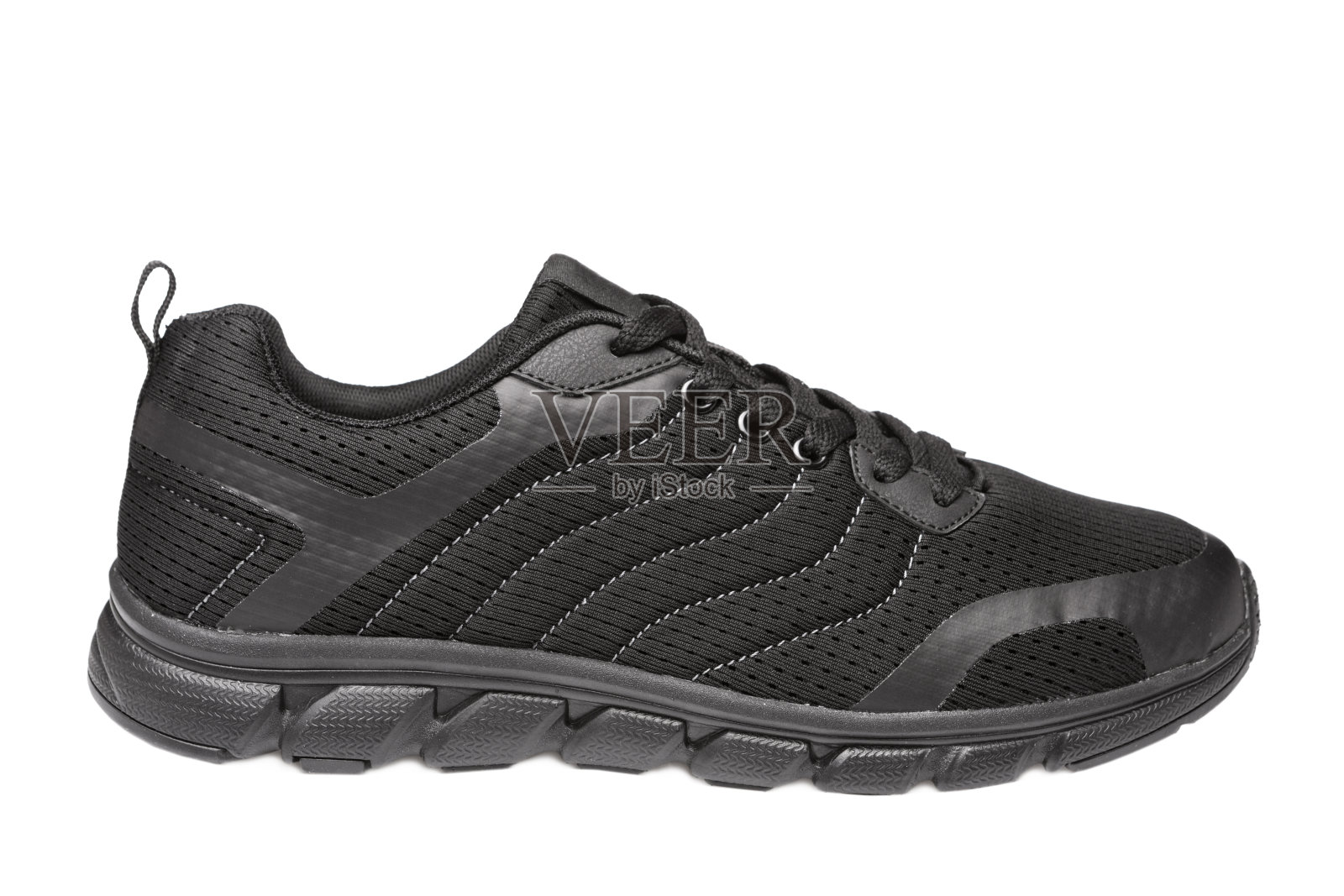 黑色运动鞋从一个薄织物，在一个白色的背景，日常夏季运动鞋照片摄影图片