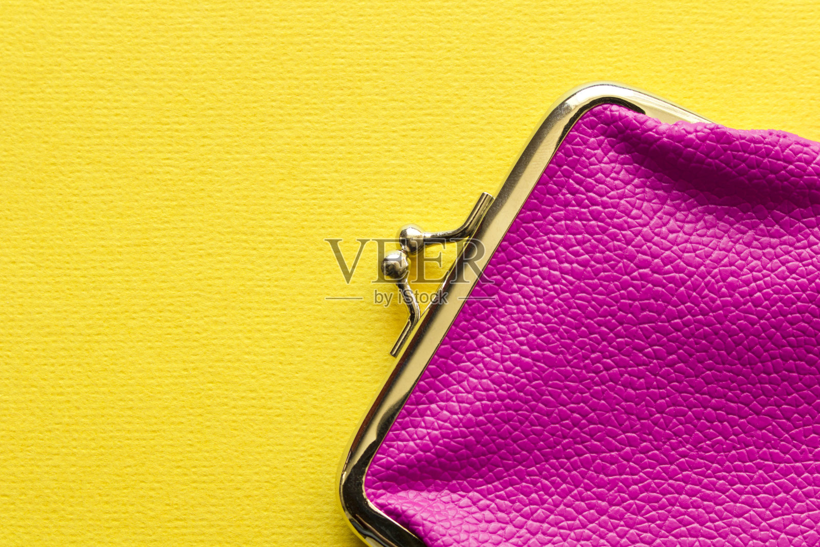 时尚的粉色钱包在黄色的背景。关闭了。照片摄影图片