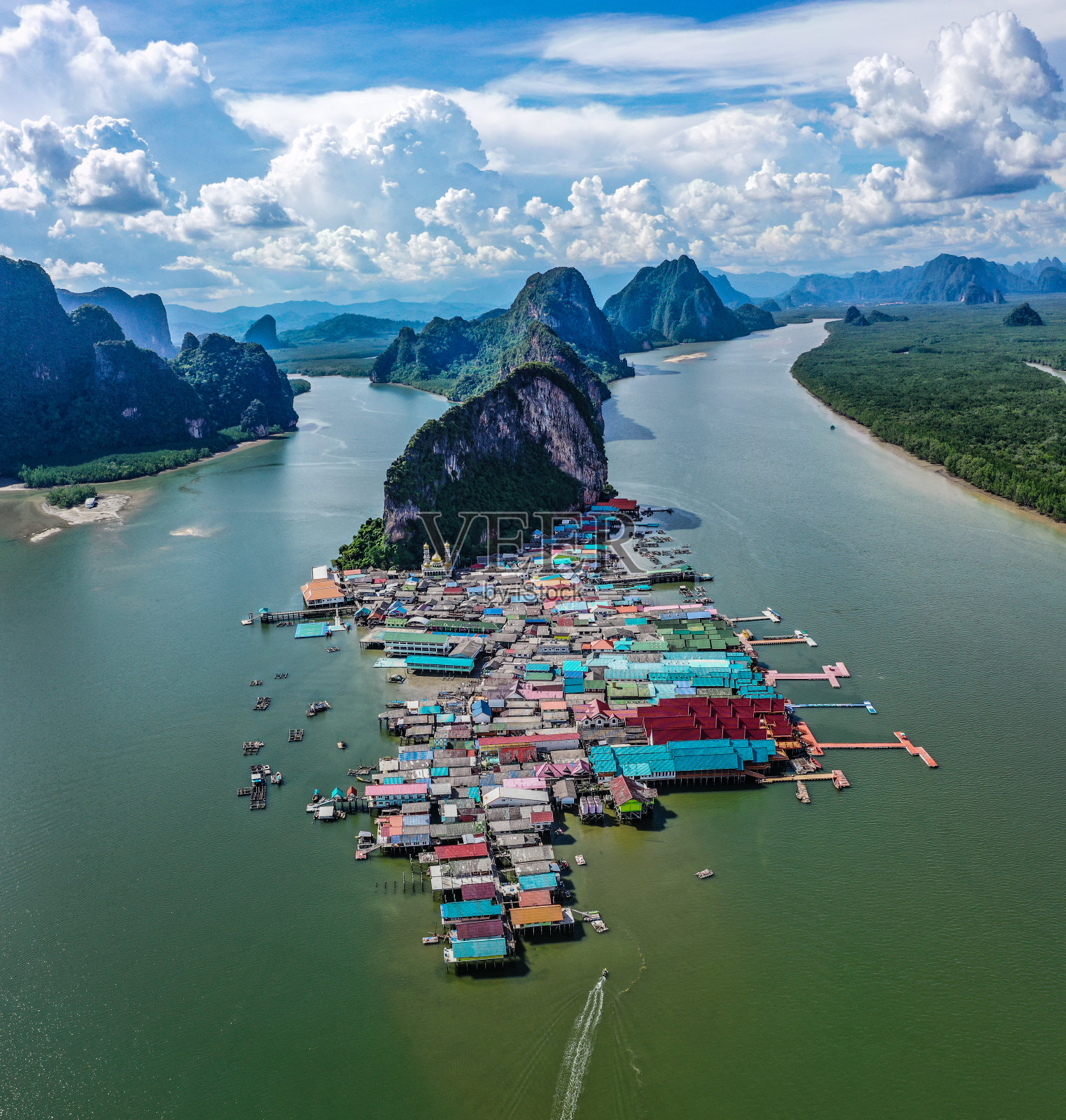 泰国攀牙国家公园的攀牙穆斯林漂浮村庄鸟瞰图照片摄影图片