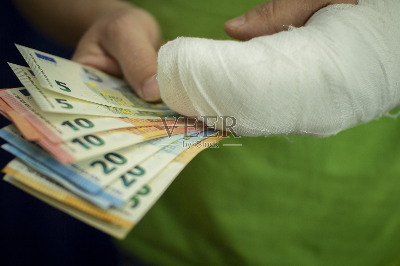 一个打着石膏的人从医院的急救费用中省下了一笔钱。照片摄影图片