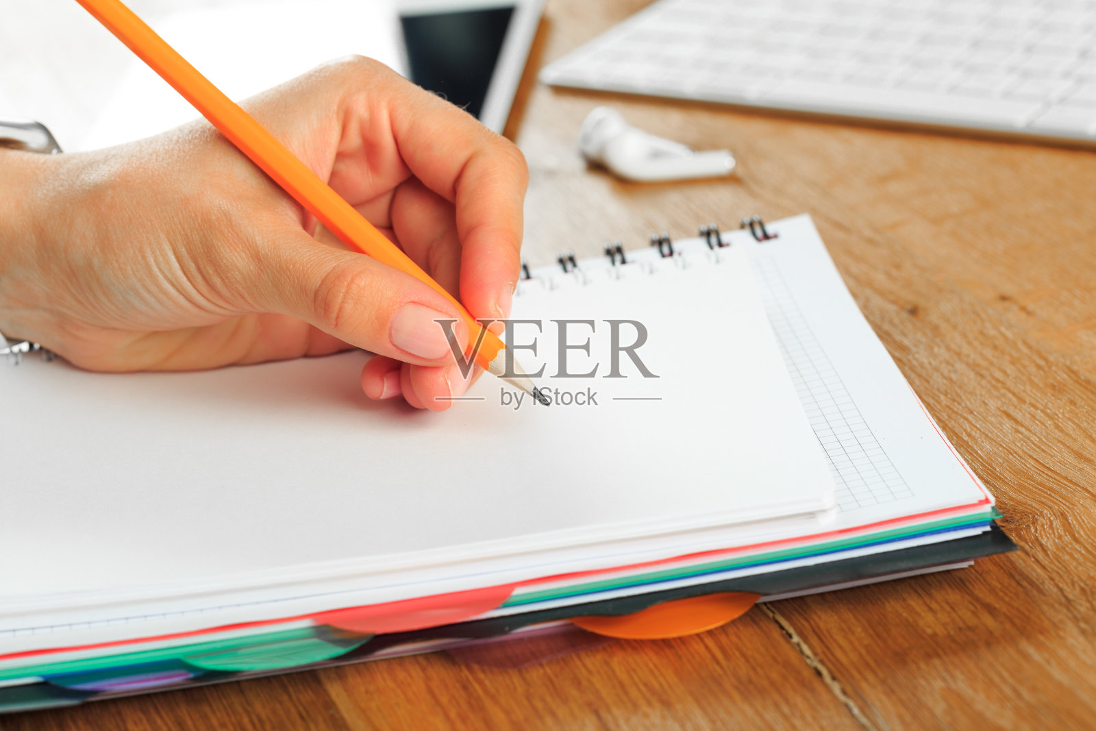 女性的手在现代小工具的木制工作场所工作照片摄影图片