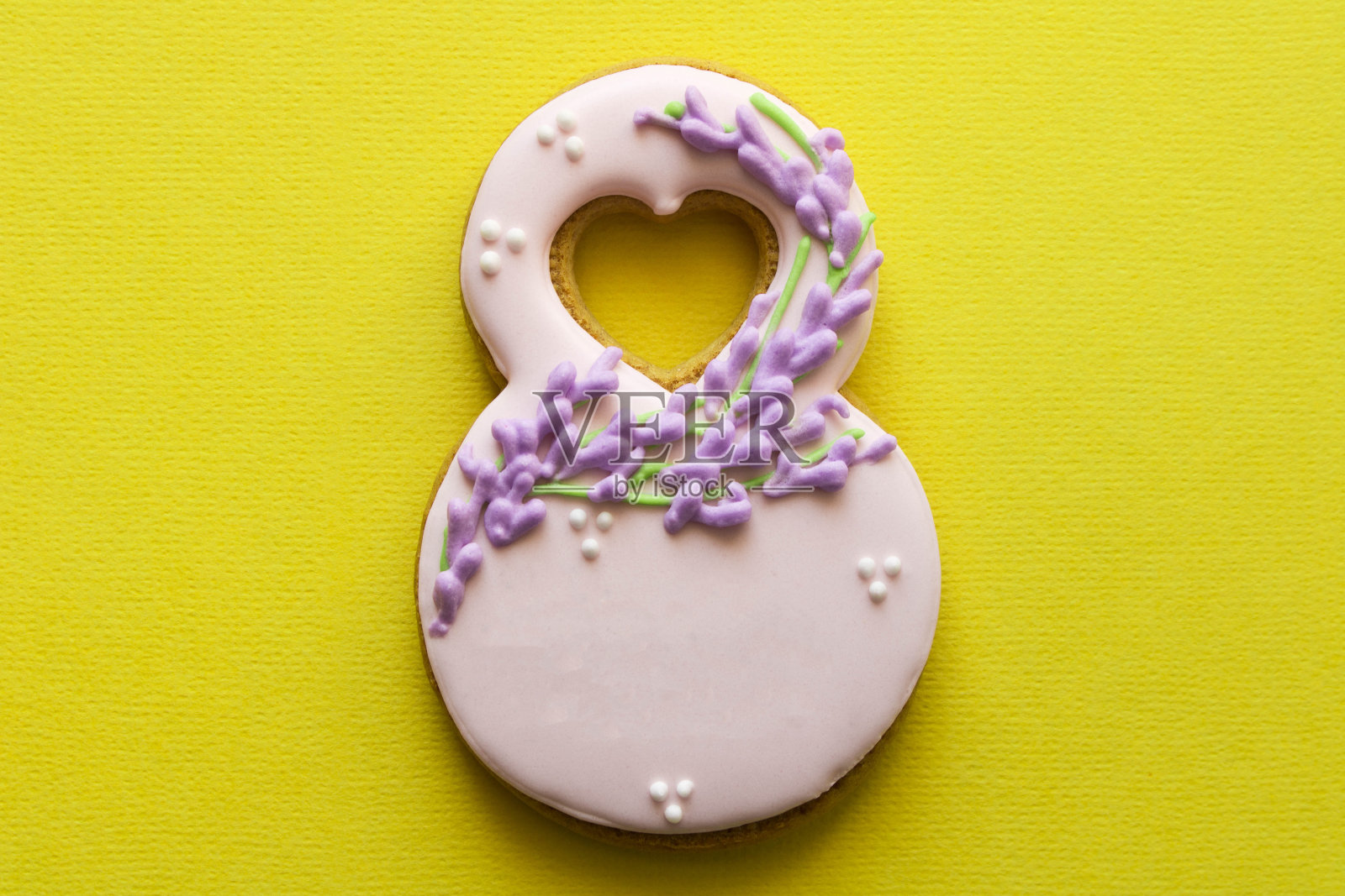 姜饼的形式8在黄色的背景。国际妇女节的概念。照片摄影图片