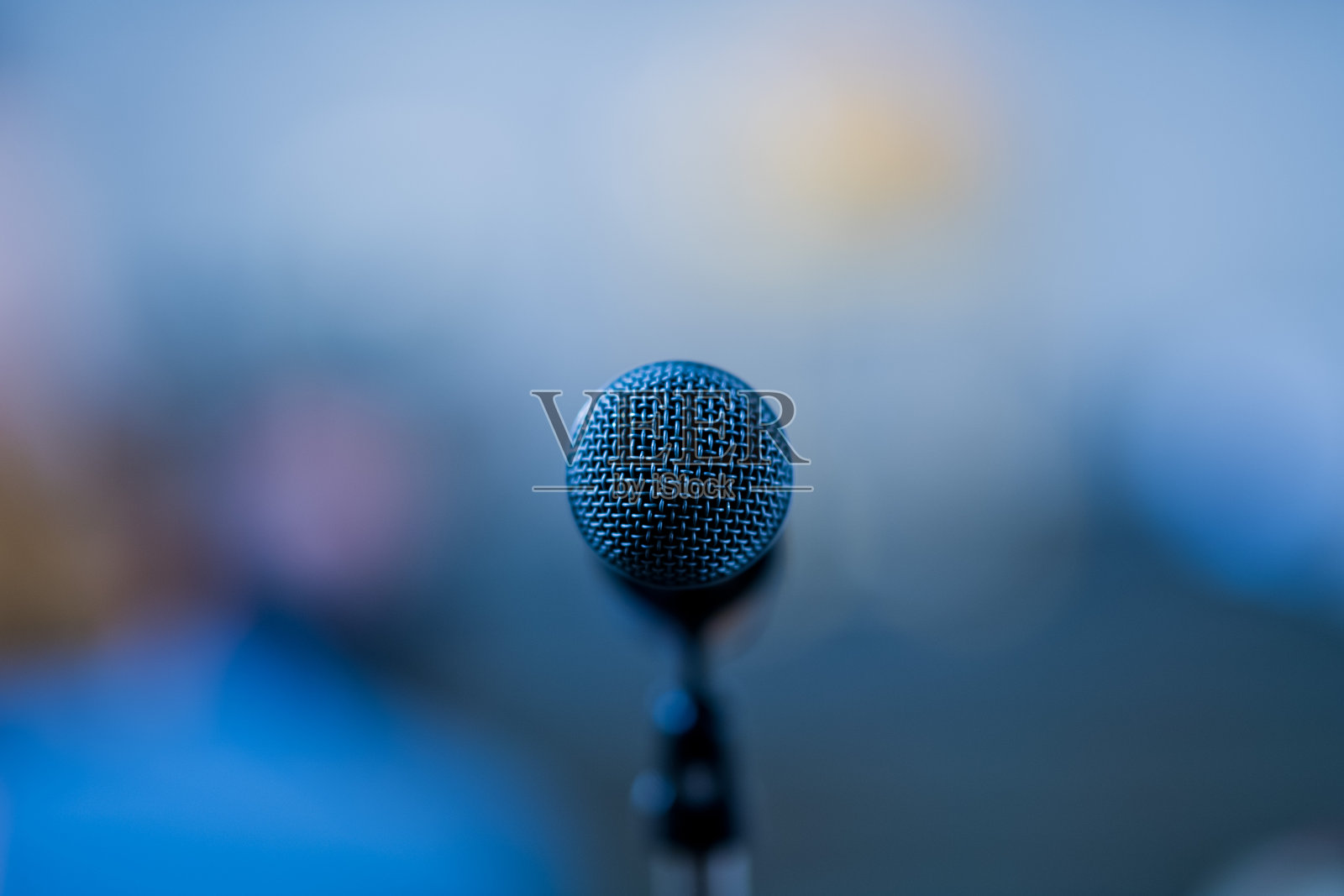 台上麦克风，演讲者，会议照片摄影图片