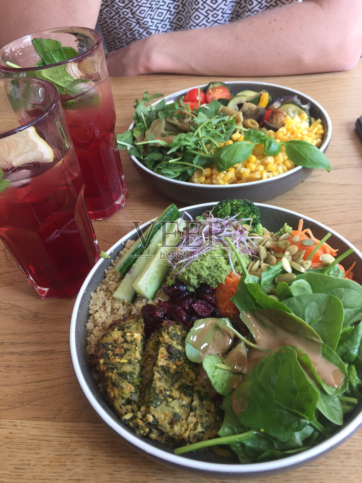 色彩斑斓的素食碗照片摄影图片