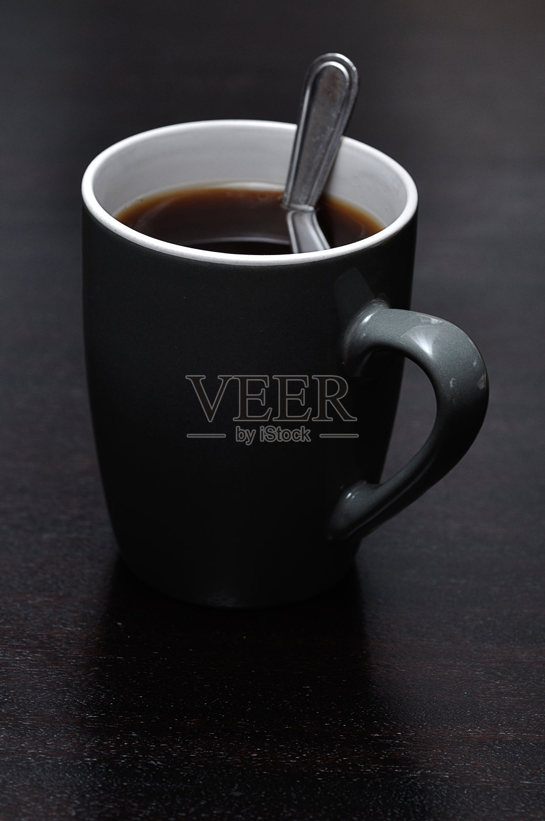 一个灰色的杯子，里面装满了黑咖啡照片摄影图片