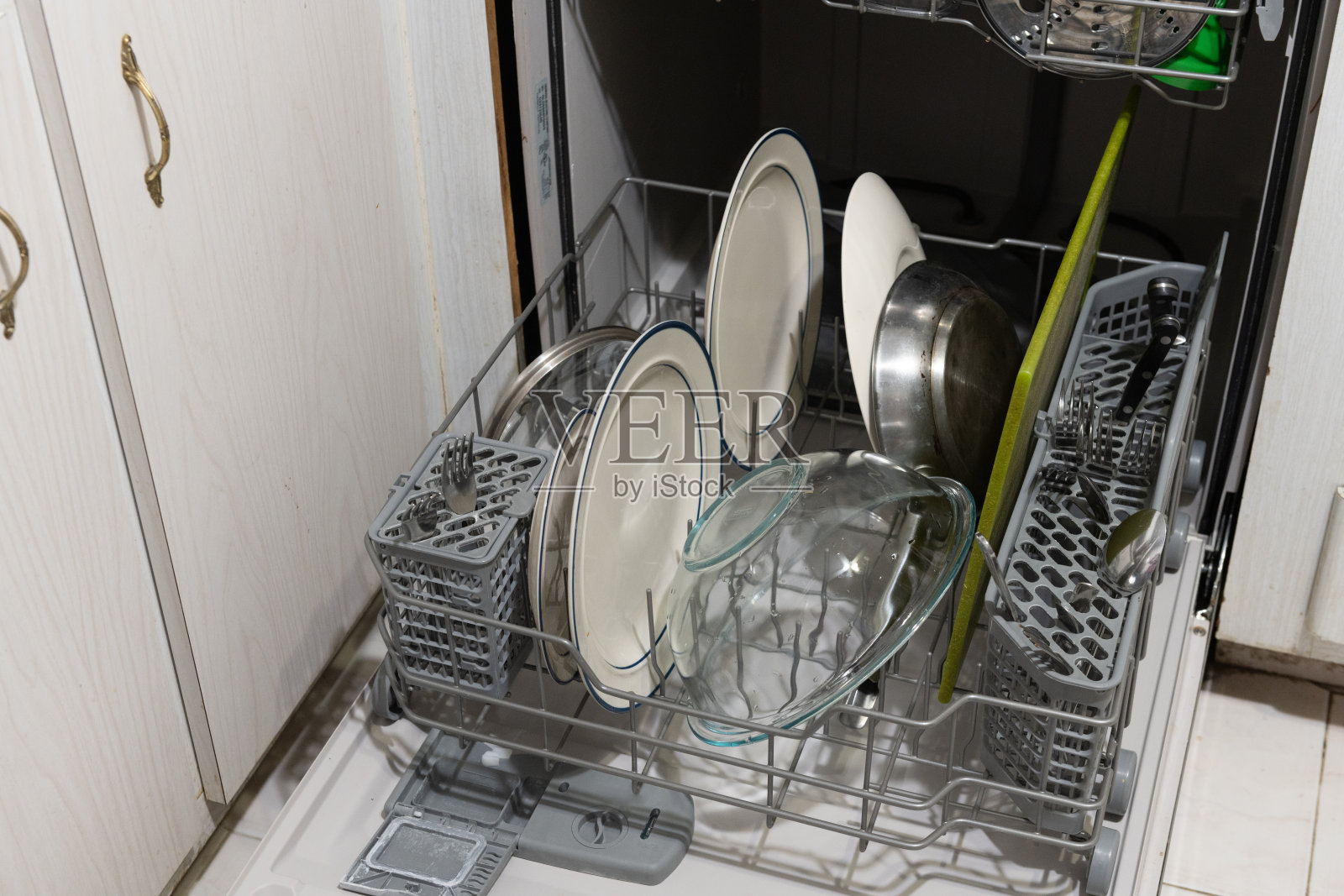 家中洗碗机里的脏盘子静物照片摄影图片