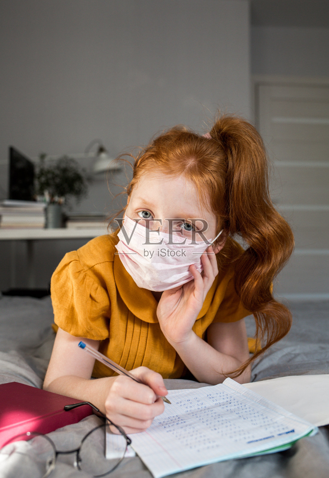 红头发的女孩正在学习照片摄影图片