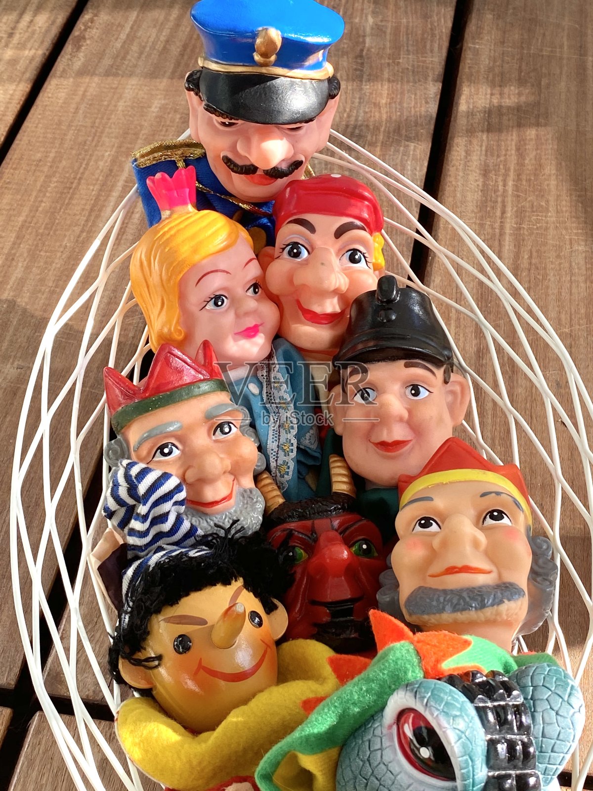 用于家庭木偶剧:装满手指打孔木偶的船照片摄影图片