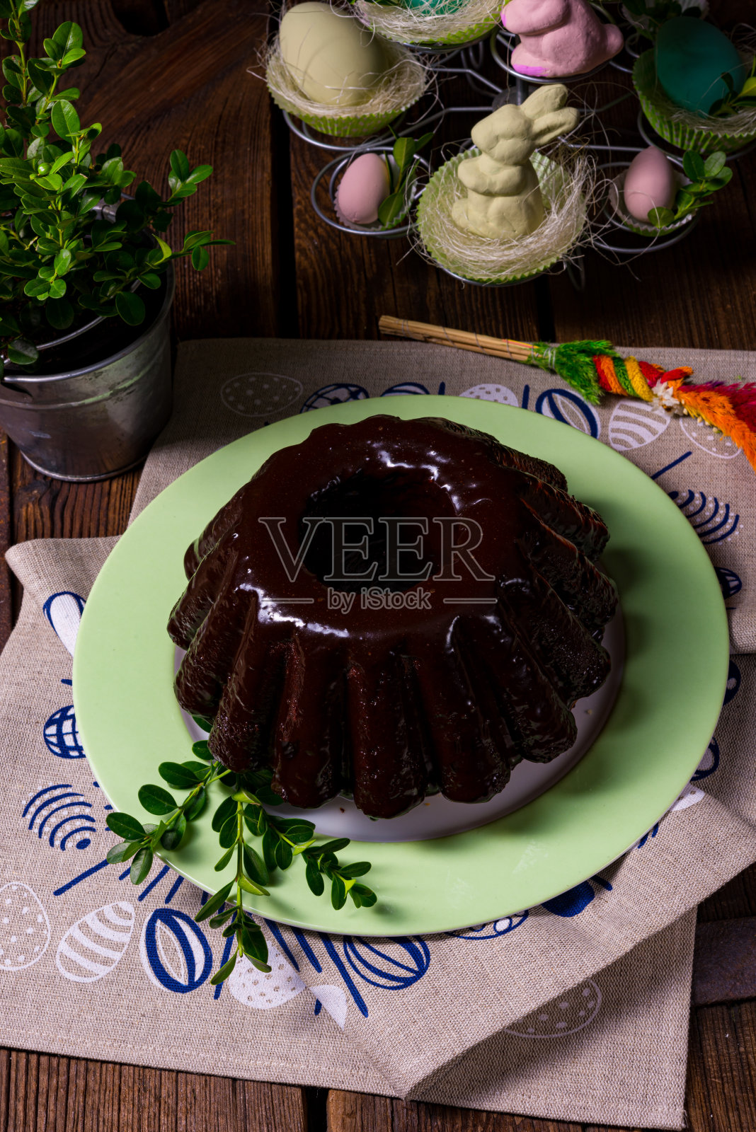 美味的波兰复活节巧克力蛋糕照片摄影图片