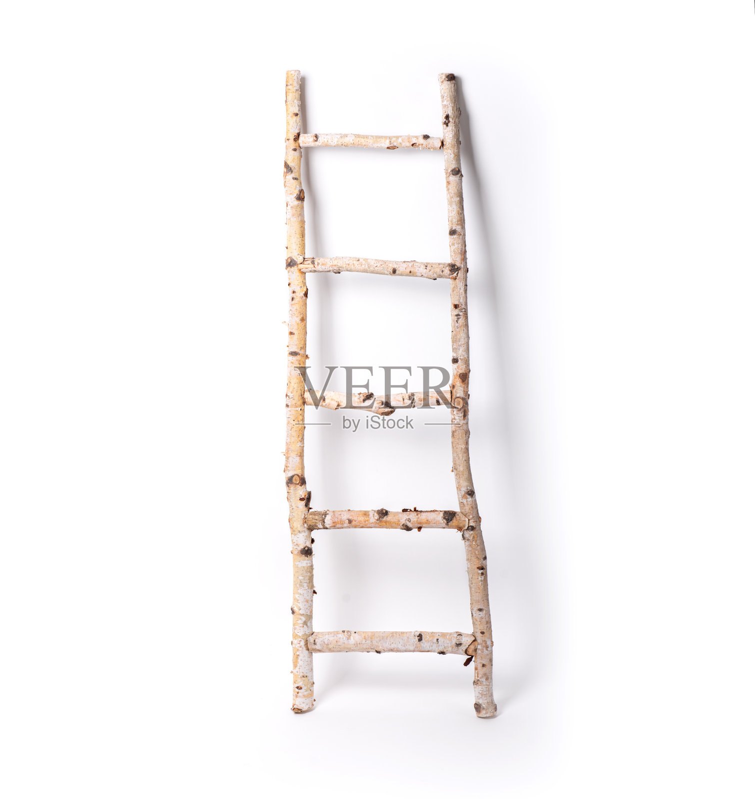 白杨木制楼梯，背景是孤立的白色。照片摄影图片