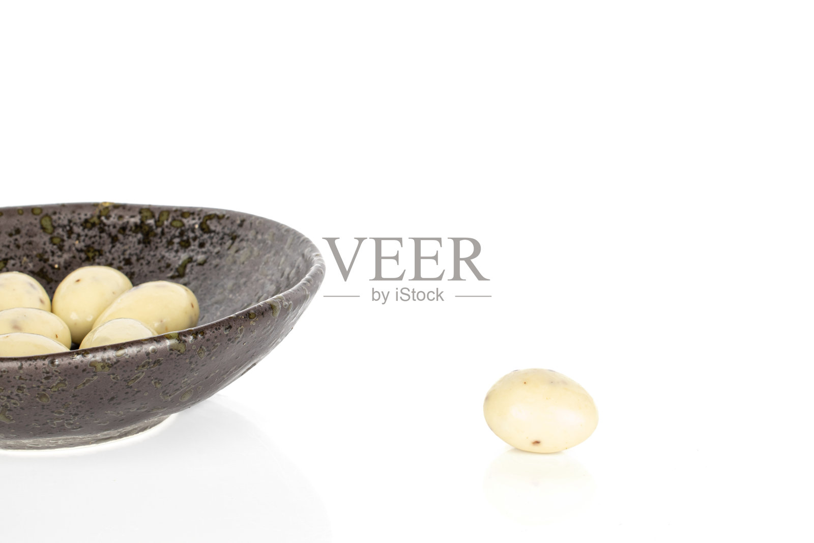 在白色上孤立的杏仁坚果照片摄影图片