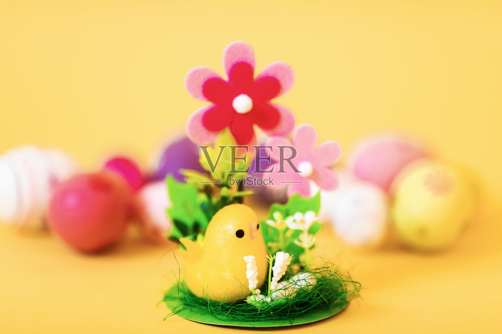 复活节小鸡和复活节彩蛋孤立在黄色背景上照片摄影图片
