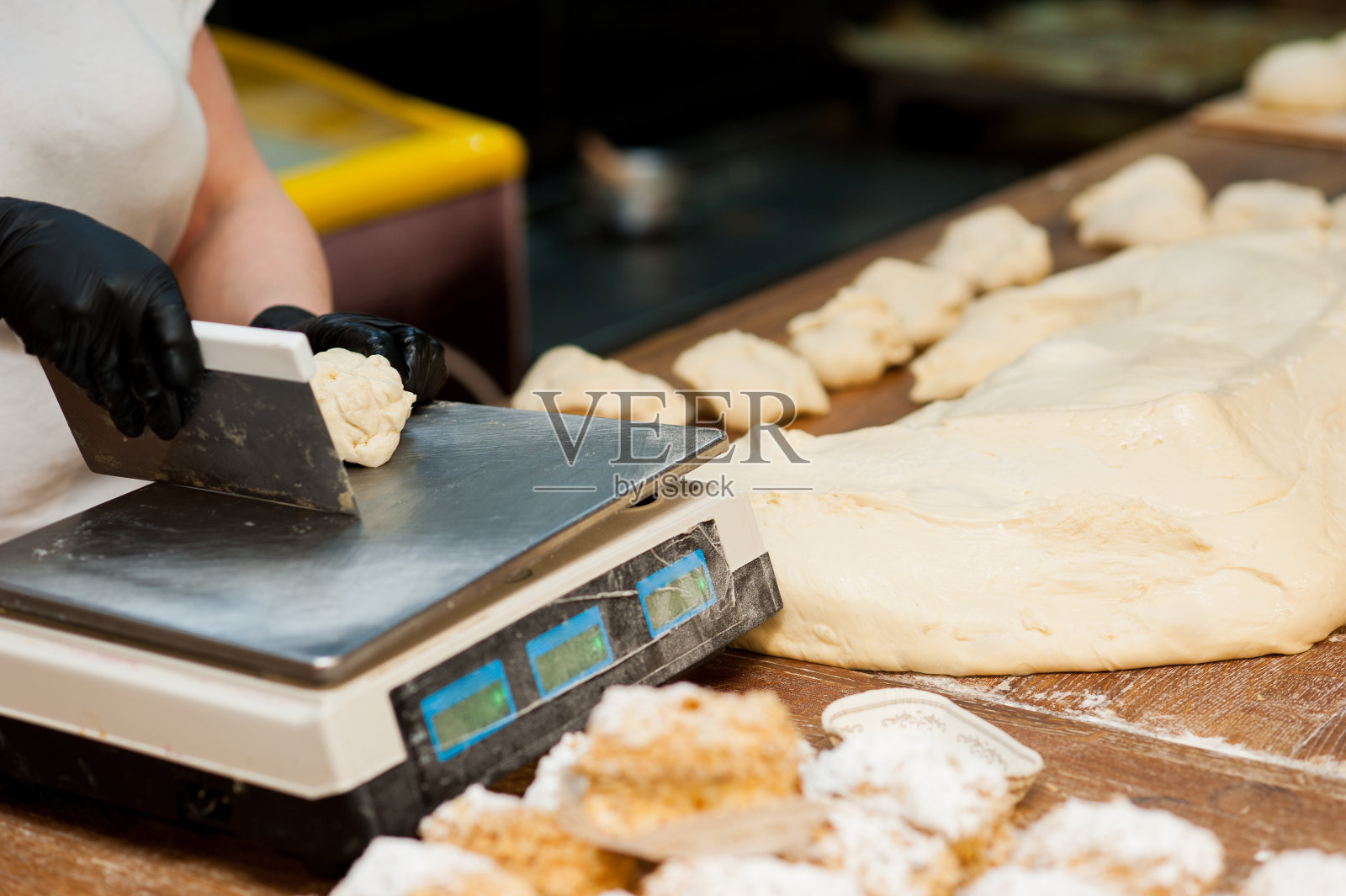 面团制品和烹饪工具都在桌子上照片摄影图片