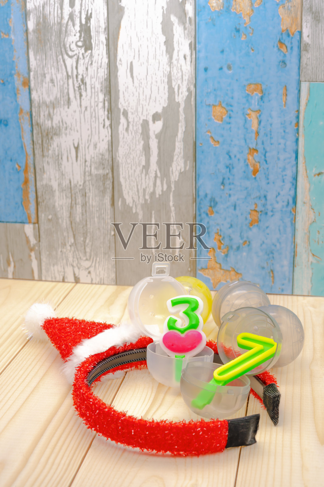 庆祝圣诞节。绿色的蜡烛和鸡蛋放在木盘子里照片摄影图片