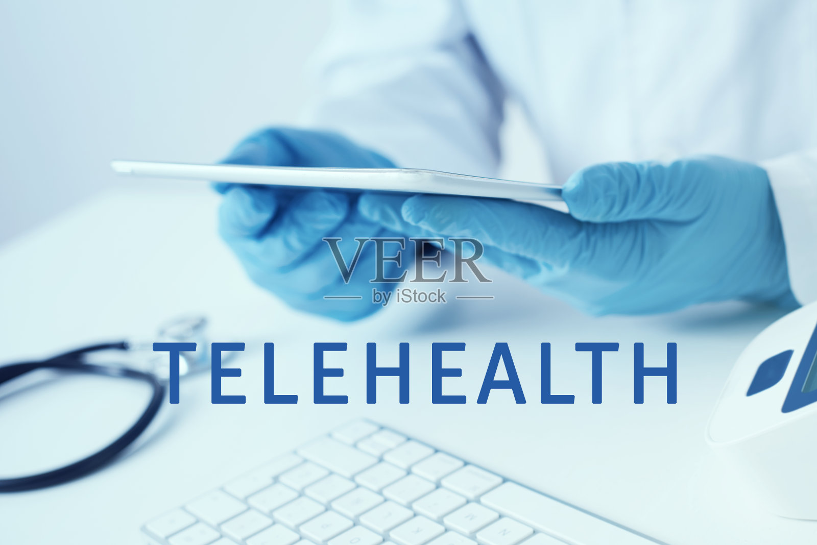 医生用平板电脑发送远程医疗信息照片摄影图片